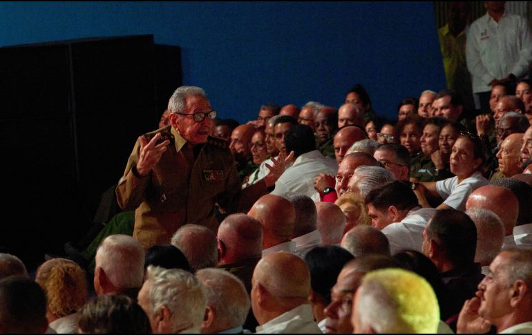 El líder cubano Raúl Castro pronuncia un discurso durante una gala que conmemora el centenario del nacimiento de su hermano Fidel Castro en el teatro Karl Marx de La Habana, Cuba, el jueves 13 de agosto de 2026. AP /Ramón Espinosa