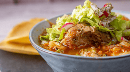 Descubre cuántas calorías tiene un plato de pozole, su valor nutricional y el ejercicio para quemar pozole exacto para mantener la figura en las fiestas patrias. ESPECIAL/Canva