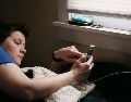 a las personas les resulta difícil evitar ver el celular a primera hora del día porque navegar por las redes sociales. UNSPLASH  / SHANE