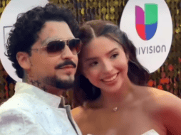 La pareja de cantantes del regional mexicano vistieron atuendos parecidos en color blanco y con terminados chiapanecos. ESPECIAL