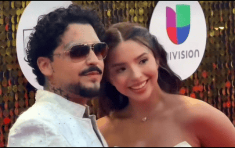 La pareja de cantantes del regional mexicano vistieron atuendos parecidos en color blanco y con terminados chiapanecos. ESPECIAL