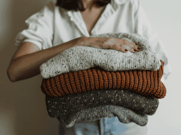 Septiembre de 2026 marca el regreso de los suéteres oversize, los cuellos polo y los tonos joya, aprende a lucir estas tendencias de otoño con estilo y comodidad. CANVA