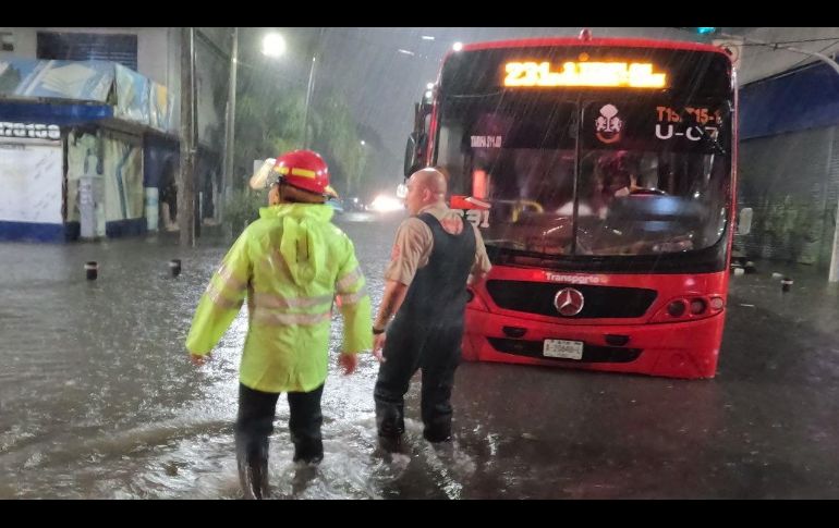 Diversas zonas de Guadalajara registraron afectaciones por la tormenta de este jueves. ESPECIAL/Bomberos de Guadalajara