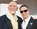 John Malkovich y Sam Rockwell. Los protagonistas de la cinta “Wild Horse Nine” posan desde la alfombra roja de la Mostra de Venecia. AFP