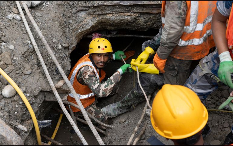Equipos de rescate del ejército nepalí buscan sobrevivientes en un túnel del proyecto hidroeléctrico Trishuli-3A tras las inundaciones repentinas en el distrito de Rasuwa, Nepal, el 4 de septiembre de 2026. EFE/N. SHRESTHA
