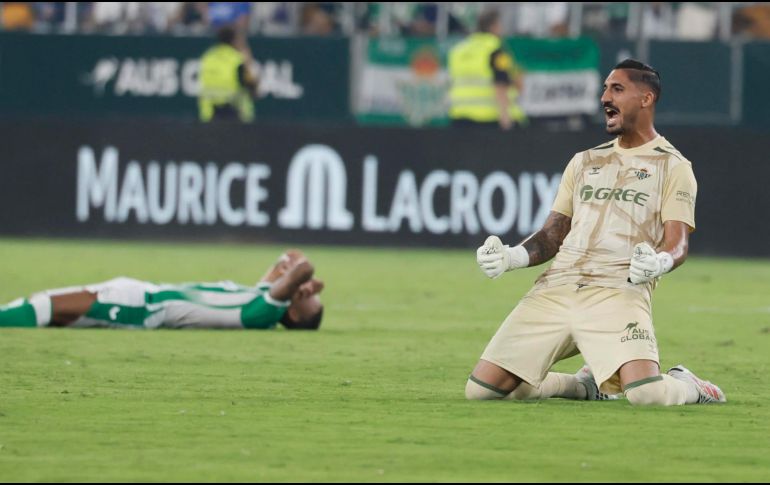 Mbappé tuvo una nueva oportunidad para anotar pero Álvaro Valles se convirtió en la figura tapando el disparo del francés. EFE / J. VIDAL