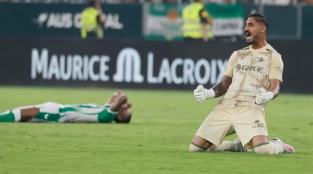 Mbappé tuvo una nueva oportunidad para anotar pero Álvaro Valles se convirtió en la figura tapando el disparo del francés. EFE / J. VIDAL