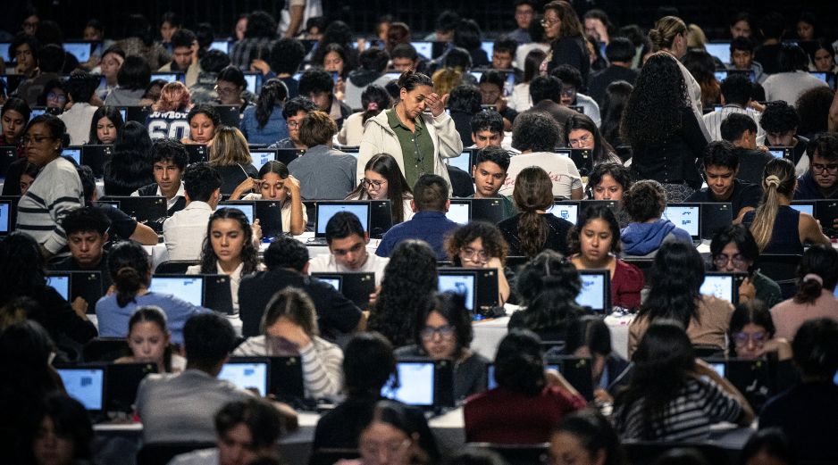 El examen de la UNAM se aplicará presencialmente mediante dispositivos electrónicos precargados y en distintas sedes del país y del extranjero. AFP/C. de Souza