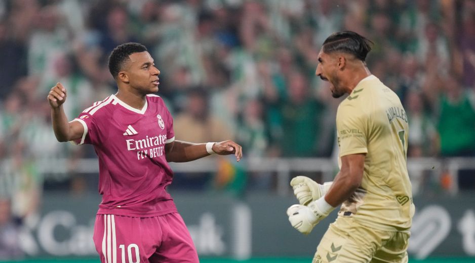 Kylian Mbappe se lamenta luego de que su penal fue atajado por Álvaro Valles. AP /J. BRETON