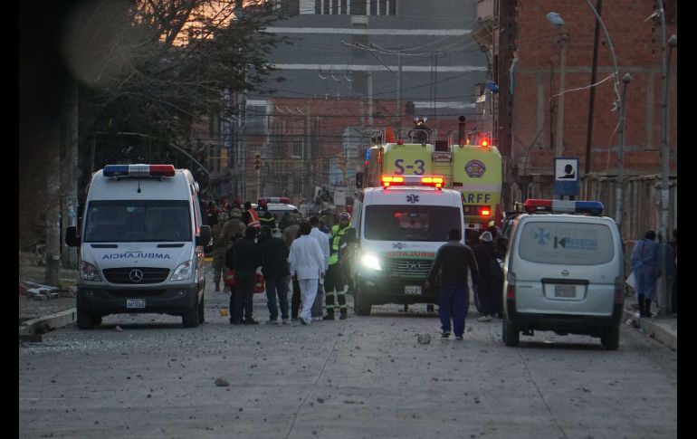 Personal medico atiende en la zona de explosión registrada en un cuartel militar en Viacha, Bolivia. EFE/ STR
