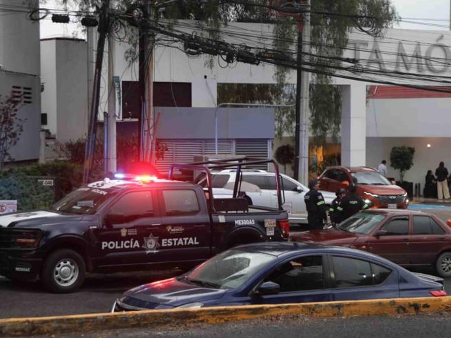 Exterior de la funeraria Gayosso Santa Mónica, donde es velado Jonathan Melendez, quien fuera tecladista de la banda Camilo Séptimo, junto con su esposa e hija SUN/C. Mejía