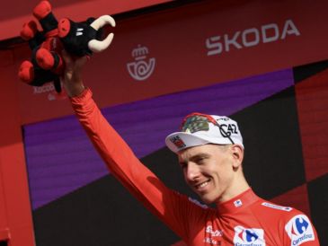 Tadej Pogačar durante su participación en la Vuelta a España, antes de la caída que puso fin a su temporada 2026. AFP / J. Lago