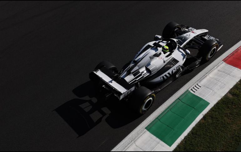 Sergio Pérez buscará remontar posiciones durante el Gran Premio de Italia de Fórmula 1 en el circuito de Monza. EFE / A. Szilagyi