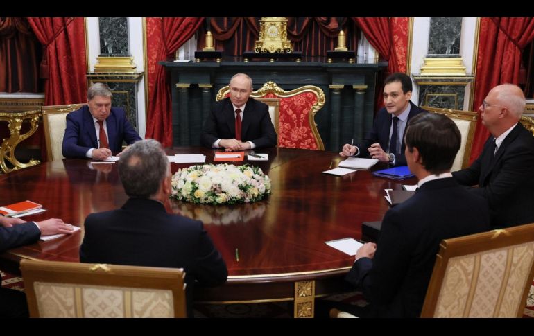 El presidente de Rusia, Vladímir Putin, participa en una reunión con los emisarios de la Casa Blanca, Steve Witkoff y Jared Kushner. EFE/M. Metzel