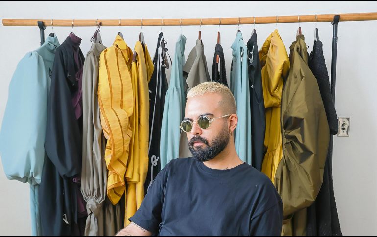 La colección de aniversario de Jacobo Sin A presenta una paleta cromática donde dominan el negro, el marfil, el violeta, el verde oliva y el amarillo. EL INFORMADOR/A. Navarro