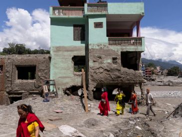 La identificación sigue siendo el mayor desafío; hasta el momento, el Gobierno nepalí solo ha podido entregar 98 cuerpos a sus respectivas familias. EFE/EPA/N. Shrstha
