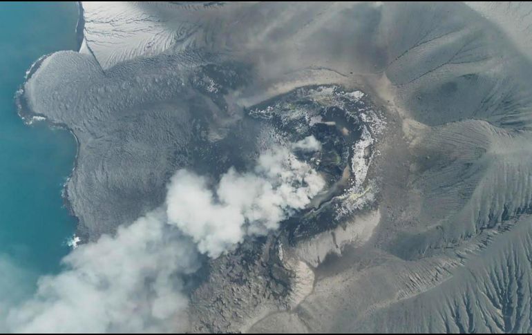 La actividad en estos aeropuertos de Indonesia tras la erupción del hijo de Krakatoa estará cancelada por un periodo indeterminado. ESPECIAL / Agencia Geológica de Indonesia