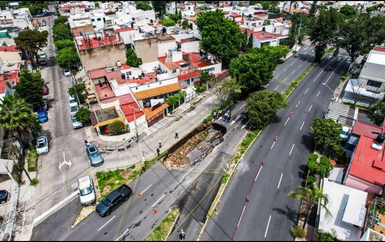 Las intensas lluvias provocaron la apertura de un megasocavón en la colonia Jardines del Country. El Siapa y Protección Civil atienden la emergencia que mantendrá cerrada la vialidad. EL INFORMADOR/ A. Navarro