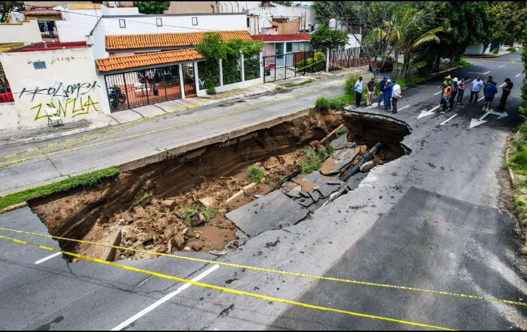 Las intensas lluvias provocaron la apertura de un megasocavón en la colonia Jardines del Country. El Siapa y Protección Civil atienden la emergencia que mantendrá cerrada la vialidad. EL INFORMADOR/ A. Navarro