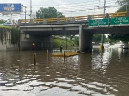 Fuertes tormentas en Guadalajara provocan cierres viales preventivos, autos varados y severas inundaciones en pasos a desnivel, sin reporte de lesionados. ESPECIAL/PC y Bomberos de GDL.