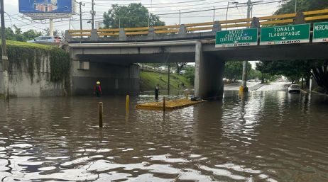 Fuertes tormentas en Guadalajara provocan cierres viales preventivos, autos varados y severas inundaciones en pasos a desnivel, sin reporte de lesionados. ESPECIAL/PC y Bomberos de GDL.