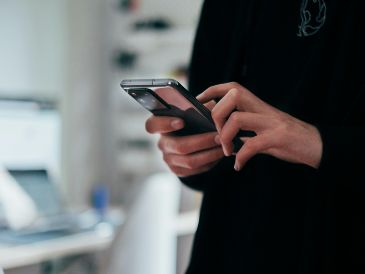 De acuerdo con la demostración difundida en redes sociales, el proceso comenzó con el ingreso al portal oficial y la solicitud de un código de verificación enviado mediante mensaje de texto. UNSPLASH