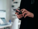 De acuerdo con la demostración difundida en redes sociales, el proceso comenzó con el ingreso al portal oficial y la solicitud de un código de verificación enviado mediante mensaje de texto. UNSPLASH