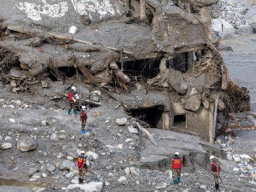 Miembros del Ejército nepalí llevan a cabo operaciones de búsqueda y rescate en Dhunge, distrito de Nuwakot, Nepal, el 7 de septiembre de 2026. EFE/N. SHRESTHA