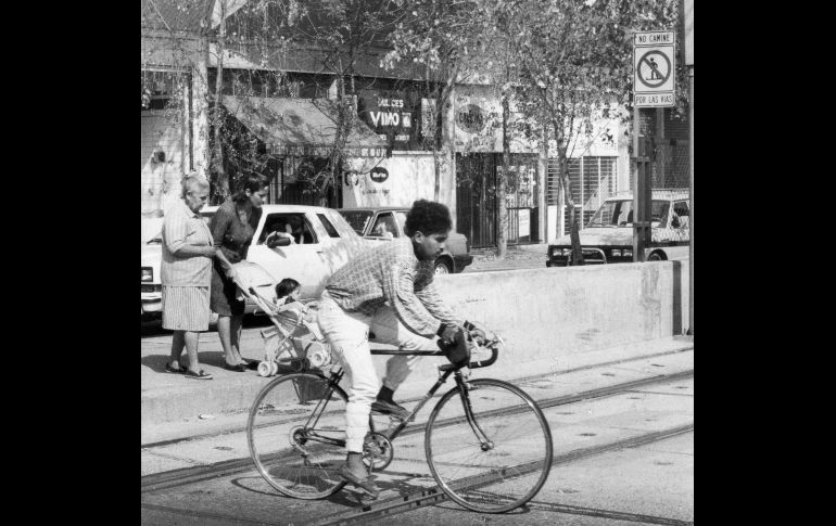 Ciclistas, motociclistas y hasta patinadores se exponen a algún accidente, cruzando las vías del Tren Eléctrico Urbano. 12 de mayo de 1994. EL INFORMADOR/ ARCHIVO