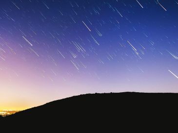 La lluvia de estrellas Épsilon Perseidas provienen de un enjambre distinto de partículas con mayor velocidad de entrada a la atmósfera terrestre. UNSPLASH / A. SCHMID