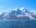 Los dos glaciares que rodean el volcán Beerenberg tras el alud de rocas: Provocado por un terremoto de magnitud 6,5, grandes cantidades de escombros volcánicos y de permafrost se desprendieron del glaciar Kjerulf, extendiendo el material por la superficie y cubriendo el hielo hasta la costa (lado izquierdo de la imagen). EFE/ Fotografía facilitada por Grace Angelo.