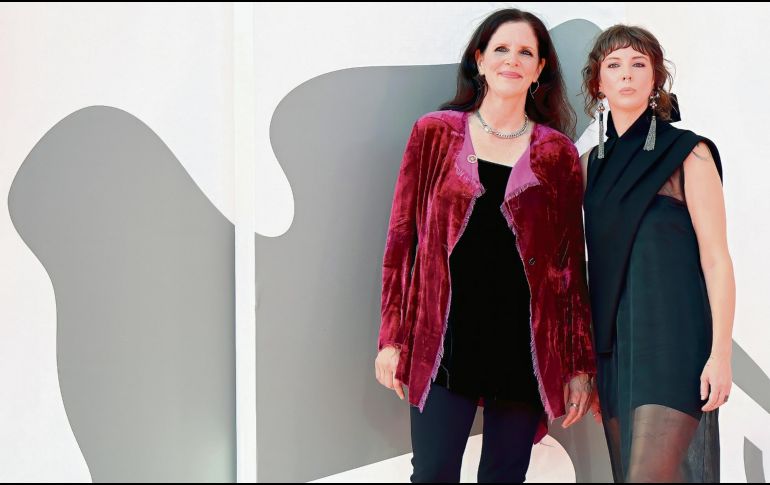 La cineasta estadounidense Laura Poitras posa junto a la codirectora Rachel Lauren Mueller en el Festival de Cine de Venecia. EFE