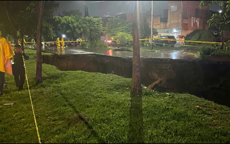 Personal de Movilidad, Protección Civil y Bomberos acudió a la zona para demarcar el perímetro de riesgo y evitar accidentes. ESPECIAL