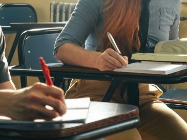 Juan Carlos Silas, académico del ITESO, consideró necesario regular el uso de celulares en las aulas. ESPECIAL/PEXELS