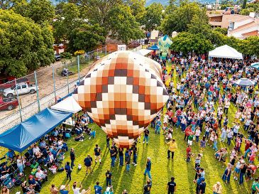 Cada septiembre, equipos locales lanzan al cielo enormes globos artesanales de papel de china como parte de los festejos patrios. ESPECIAL