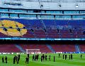 Jugadores del Feyenoord recorren el césped del Camp Nou en la víspera de su encuentro contra el Barcelona. EFE/ Enric Fontcuberta