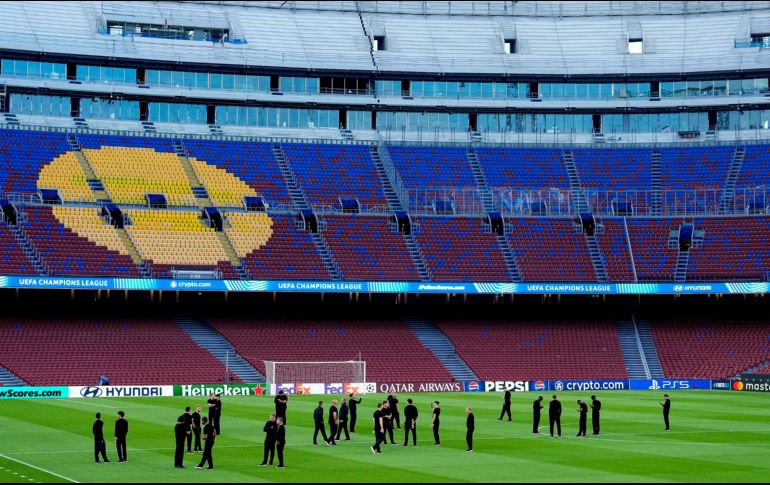 Jugadores del Feyenoord recorren el césped del Camp Nou en la víspera de su encuentro contra el Barcelona. EFE/ Enric Fontcuberta