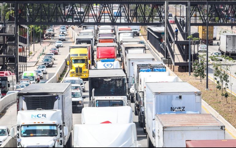 Tractores y vehículos de productores agrícolas avanzan por las carreteras de Jalisco para exigir pagos pendientes al Gobierno de México. EL INFORMADOR / ARCHIVO