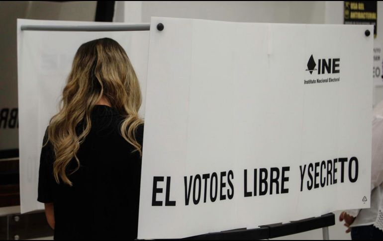 El proceso electoral 2026-2027 exige a los ciudadanos actualizar su identificación oficial para poder elegir gubernaturas, diputaciones y alcaldías en todo el país. EL INFORMADOR / ARCHIVO