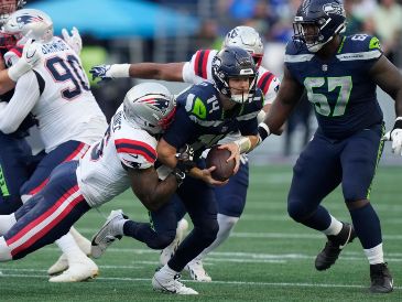 Sam Darnold, quarterback titular de Seattle, abandonó el partido por una lesión de cadera, empañando el triunfo. AP/S. Brashear