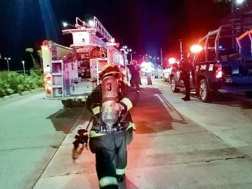 Equipos de bomberos auxiliaron a la ciudadanía ante los actos de vandalismo. ESPECIAL