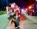 Equipos de bomberos auxiliaron a la ciudadanía ante los actos de vandalismo. ESPECIAL