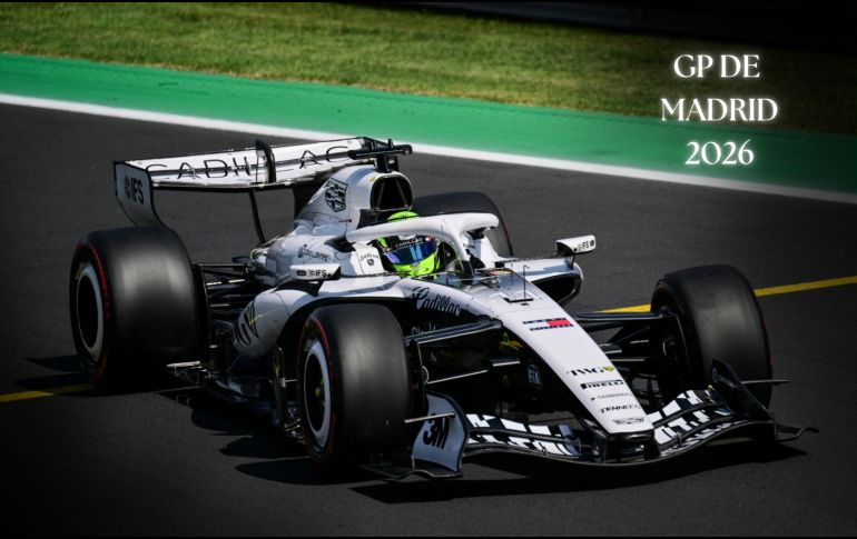 Checo Pérez, a bordo de su Cadillac durante la temporada 2026 de la Fórmula 1. ESPECIAL / AFP y CANVA