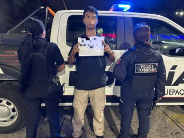 Los policías localizaron e interceptaron el vehículo de alquiler tipo taxi dentro del mismo circuito de la Nueva Central Camionera, frente al Módulo 6. ESPECIAL/Policía de Tlaquepaque