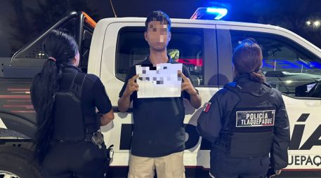 Los policías localizaron e interceptaron el vehículo de alquiler tipo taxi dentro del mismo circuito de la Nueva Central Camionera, frente al Módulo 6. ESPECIAL/Policía de Tlaquepaque
