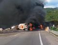 El tractocamión se volcó tras accidentarse, lo cual provocó que el vehículo pesado se incendiara. ESPECIAL/UEPCB Jalisco