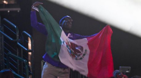 Un hombre que estaba entre el público alzó la bandera mexicana y otra palestina, algo que generó abucheos e insultos. EFE/A. Pena