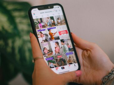 La influencia real de una tendencia no necesariamente se encuentra en cuánto tiempo permanece viral, sino en qué consigue movilizar mientras está presente. UNSPLASH