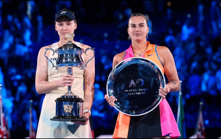 Elena Rybakina sostiene el trofeo de campeona del Abierto de Australia tras derrotar a Aryna Sabalenka,en enero de este año. Las tenistas se vuelven a encontrar en Estados Unidos. AP/D. Alangkara