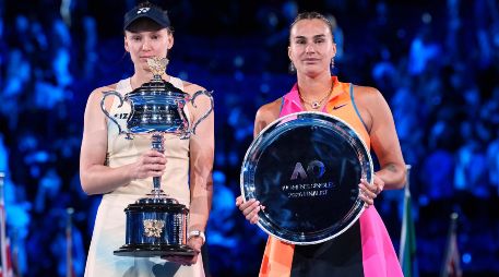 Elena Rybakina sostiene el trofeo de campeona del Abierto de Australia tras derrotar a Aryna Sabalenka,en enero de este año. Las tenistas se vuelven a encontrar en Estados Unidos. AP/D. Alangkara